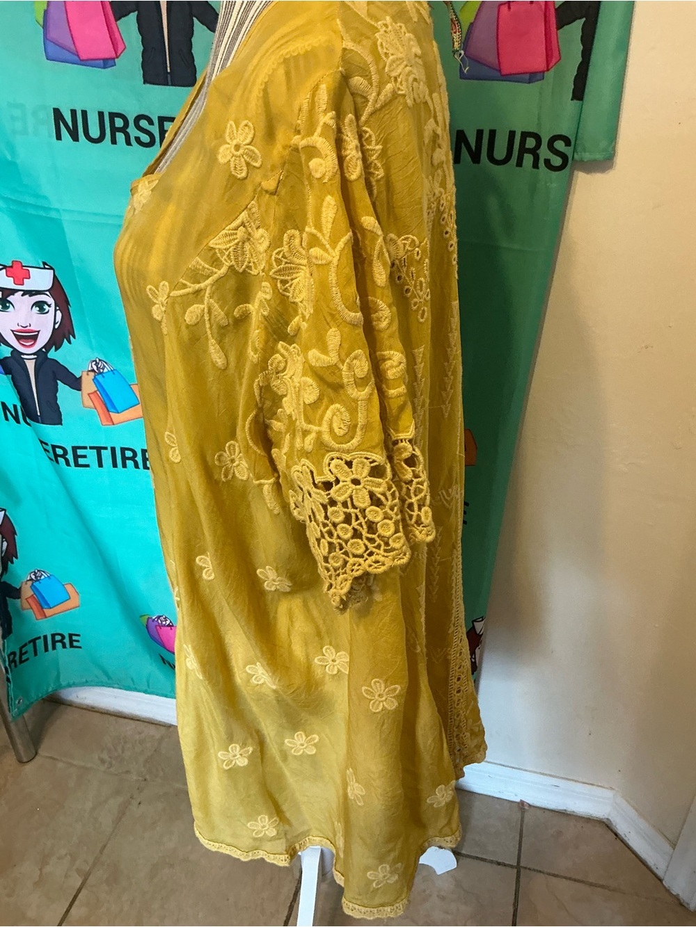 Johnny was Embroidered Nenti Floral Mustard Tunic size Lg